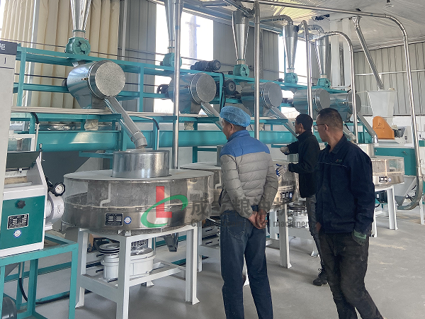 鶴壁客戶(hù)訂購(gòu)4+2組石磨面粉機(jī)，運(yùn)行良好
